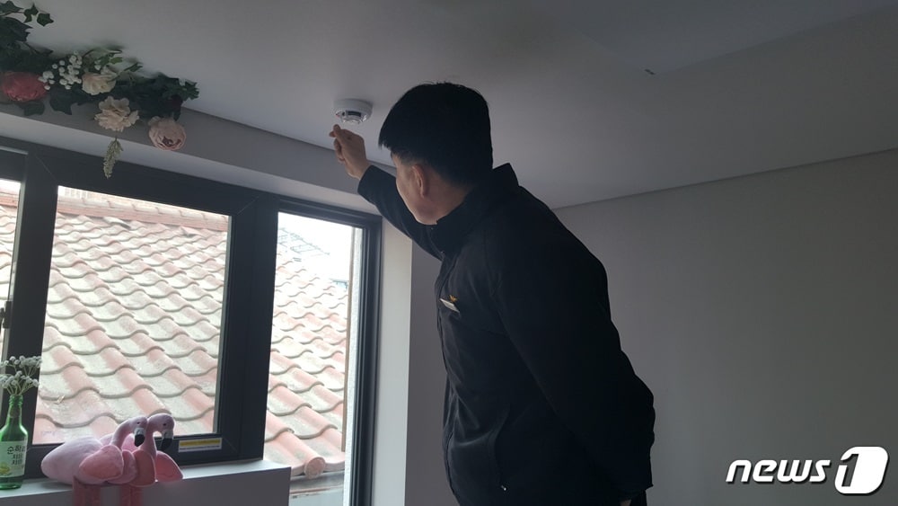 지난해 외국인관광 도시민박업 현장점검 시 소방시설의 정상 작동여부를 점검하고 있는 모습. (마포구 제공) ⓒ 뉴스1