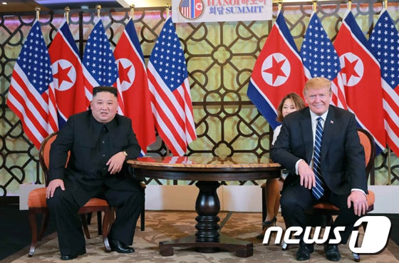 지난 2019년 베트남 하노이 메트로폴 호텔에서 김정은 북한 노동당 총비서와 도널드 트럼프 미국 대통령이 만난 모습 2019.3.1/뉴스1