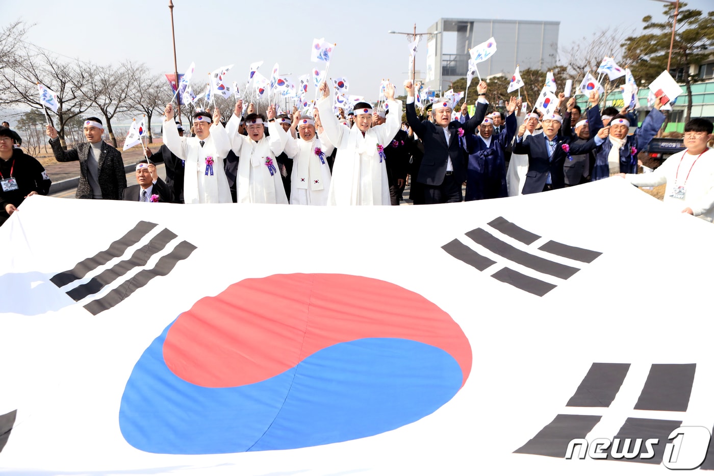 3·1운동 100주년인 1일 오전 경북 안동문화예술의전당에 모인 시민들이 임시정부 초대 국무령을 지낸 석주 이상룡 선생의 생가인 임청각까지 '대한독립 만세'를 외치며 거리행진을 하고 있다. /뉴스1