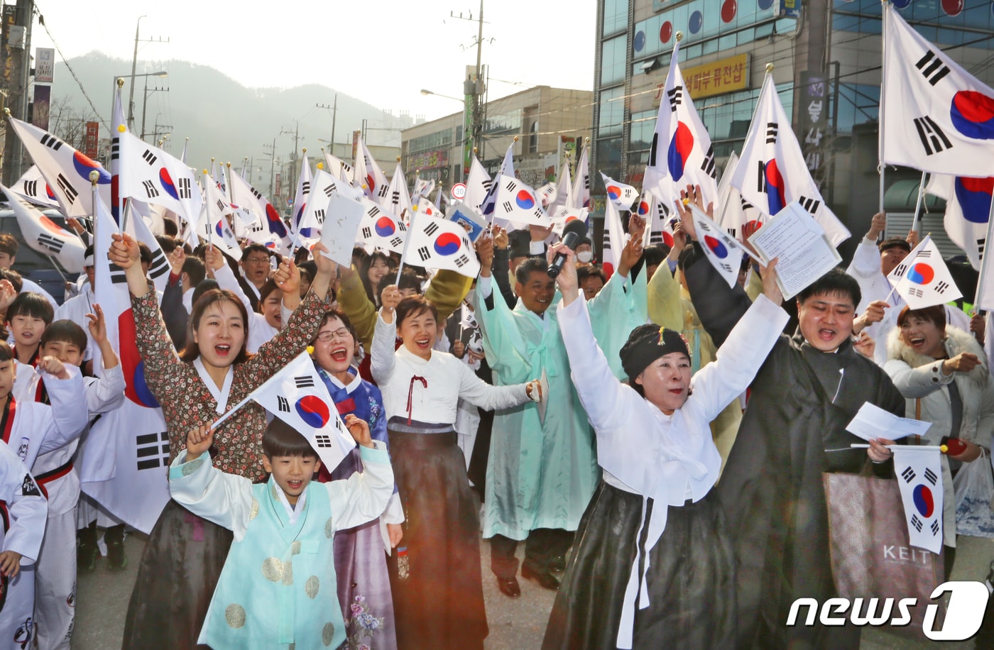 3·1절인 1일 경북 칠곡군 석적읍 섬내공원에서 열린 3·1운동 100주년 기념 '장곡 만세운동 문화제'에 참석한 군민들이 태극기 거리행진을 펼치며 대한독립만세를 외치고 있다. 2019.3.1/뉴스1 ⓒ News1 정우용 기자