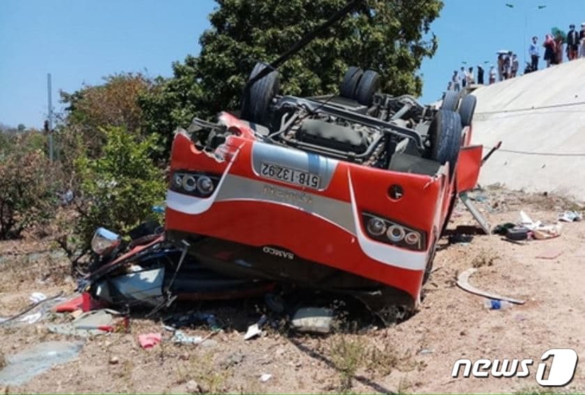 지난 2019년 베트남 호찌민 인근에서 발생한 버스 전복사고 자료 사진(VN 익스프레스 캡처) 2019.3.10/뉴스1