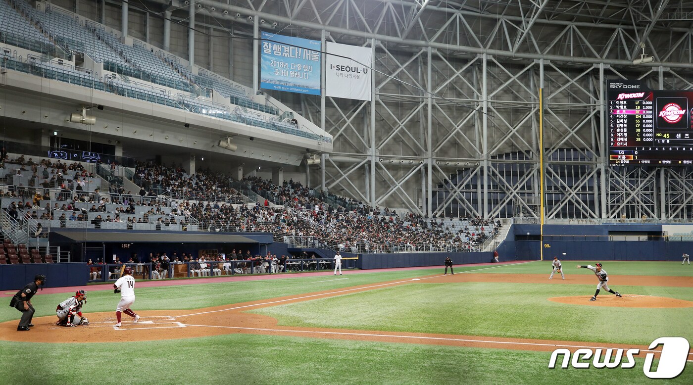 서울 구로구 고척스카이돔에서 2019 프로야구 신한은행 마이카 KBO리그 키움 히어로즈와 LG 트윈스의  시범경기/뉴스1 DB.ⓒ News1 구윤성 기자