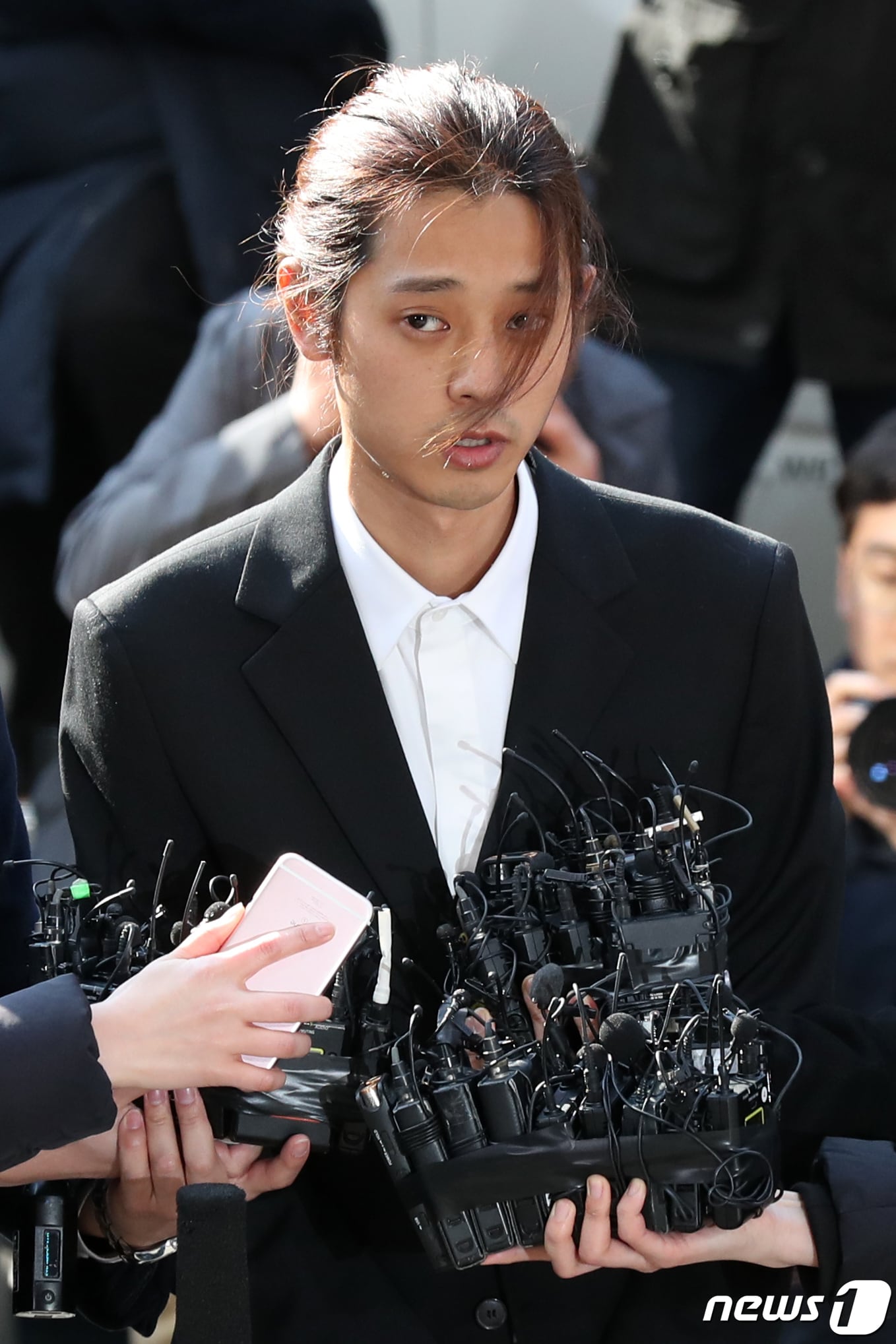 이성과의 성관계를 불법 촬영해 유포한 혐의를 받고 있는 가수 정준영(30)이 14일 오전 서울 종로구 서울지방경찰청에 조사를 받기 위해 출석하며 취재진의 질문에 답하고 있다. 2019.3.14/뉴스1 ⓒ News1 민경석 기자