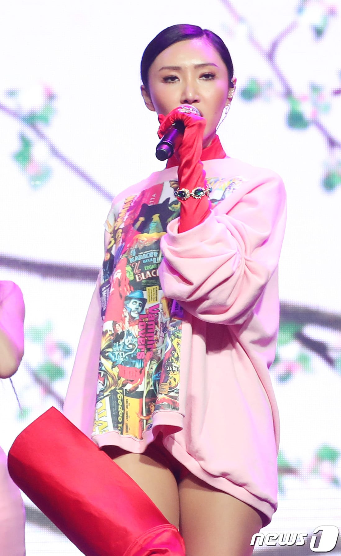 걸그룹 마마무 화사가 14일 오후 서울 마포구 홍대 무브홀에서 열린 포시즌 포컬러 프로젝트의 마지막 앨범 '화이트 윈드(White Wind) 발매 기념 쇼케이스에 참석해 신곡을 선보이고 있다 이번 앨범에는 타이틀 곡 '고고베베(gogobebe)'를 비롯해 ‘쟤가 걔야(Waggy)’, ‘Track 4. 25’ ‘배드 바이(Bad Bye)’, ‘마이스타(My star)’ '포시즌(4season)'이 수록돼 있다. 2019.3.14/뉴스1 ⓒ News1 권현진 기자