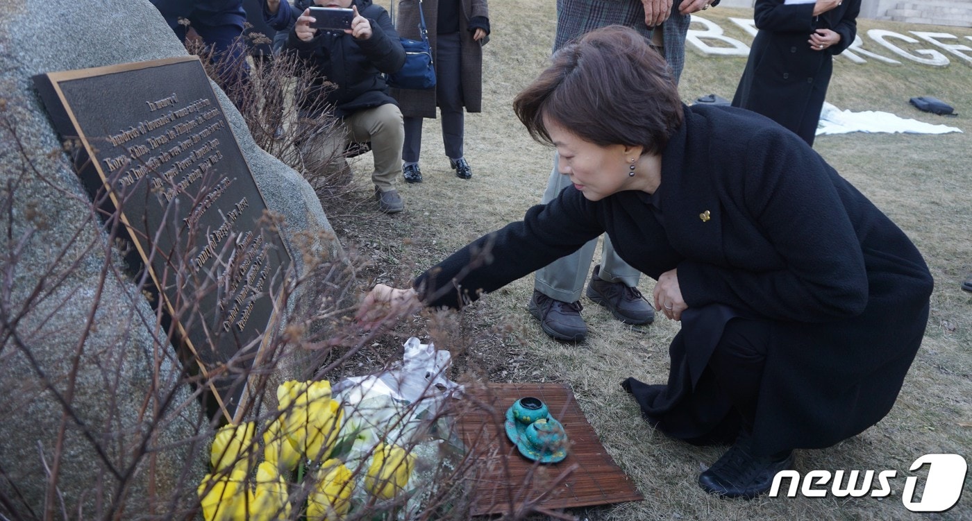 ‘제63차 유엔여성지위위원회’ 참석 차 뉴욕을 방문한 진선미 여성가족부 장관이 3월13일(현지시간) 뉴저지주 버겐카운티 청사 옆 추모 공원에 있는 일본군 위안부 기림비를 참배, 헌화하고 있다. (여성가족부 제공) 2019.3.14/뉴스1