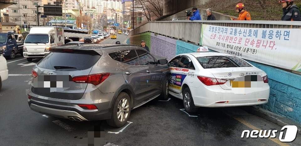 14일 오후 5시49분쯤 부산 북구 덕천동 덕천IC 진입로에서 싼타페가 택시를 들이받았다. 싼타페가 택시 왼쪽 측면을 들이받은 모습.(부산지방경찰청 제공)ⓒ 뉴스1