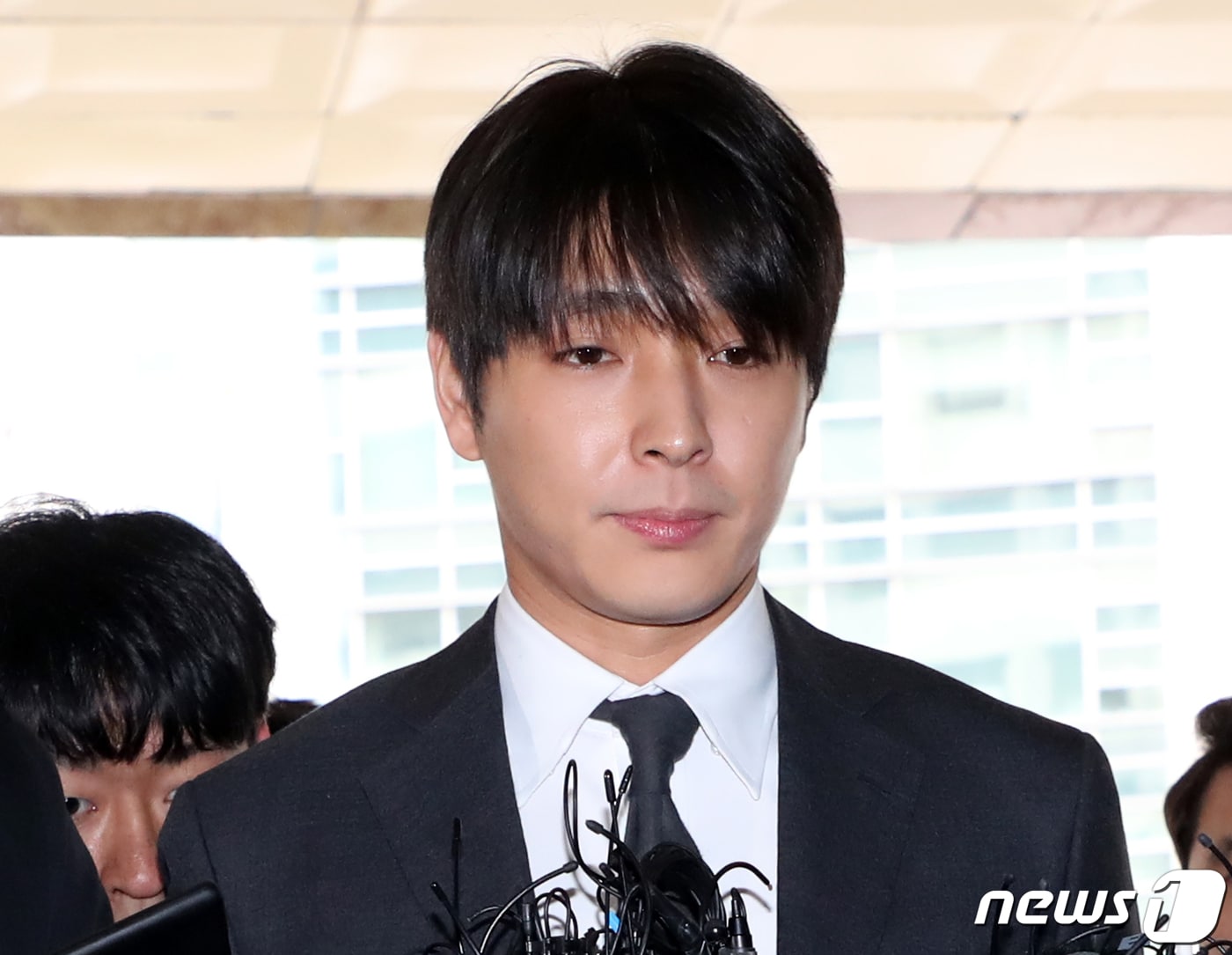 불법 촬영물 유포 혐의를 받고 있는 그룹 FT아일랜드 전 멤버 최종훈이 16일 오전 서울 종로구 서울지방경찰청에 조사를 받기위해 출석하고 있다. 2019.3.16/뉴스1 ⓒ News1 황기선 기자