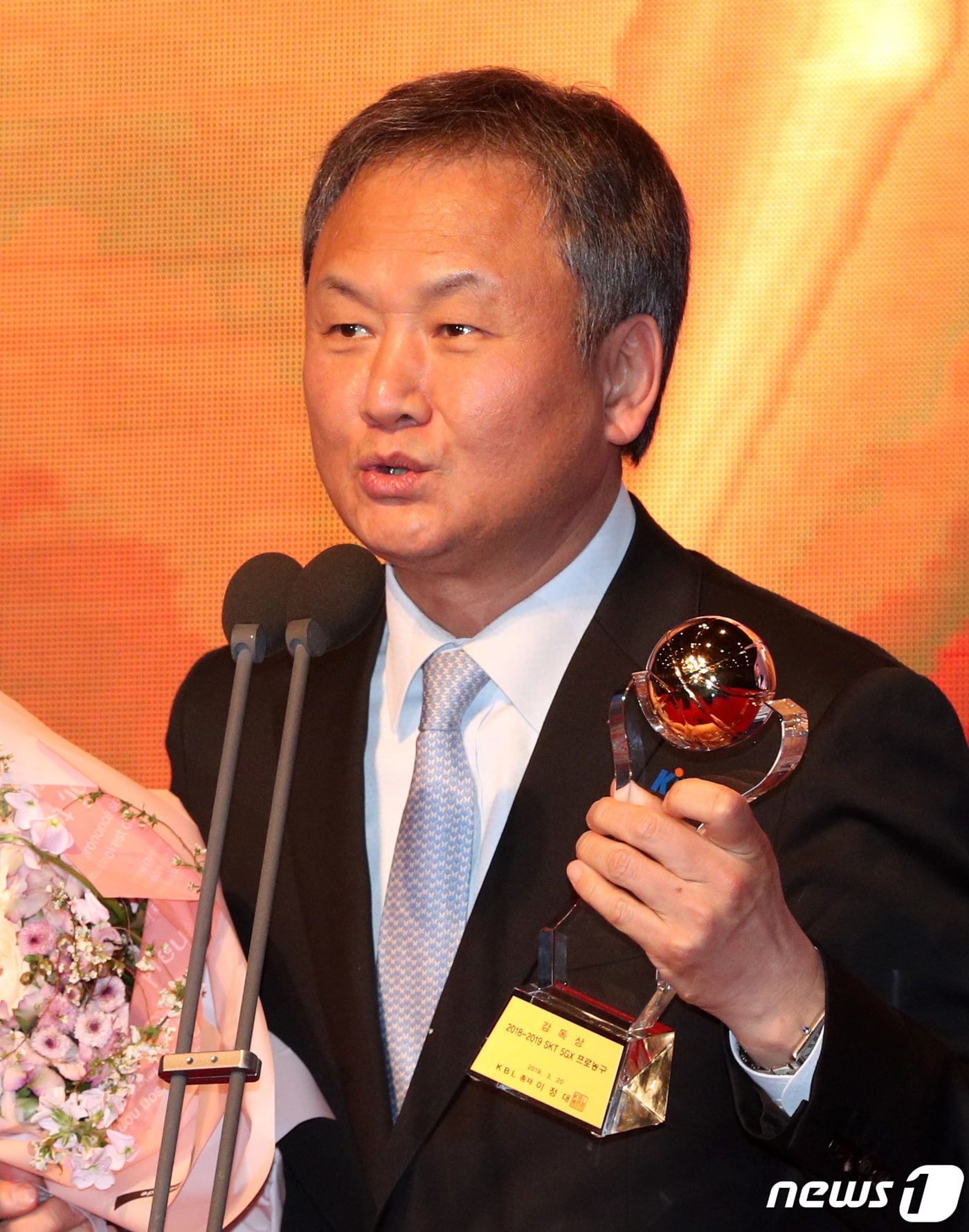 20일 오후 서울 강남구 그랜드인터컨티넨탈 서울파르나스 호텔에서 열린 2018-2019 SKT 5GX 프로농구 정규리그 시상식에서 감독상을 수상한 울산 현대모비스 유재학 감독이 수상 소감을 밝히고 있다. 2019.3.20/뉴스1 ⓒ News1 오장환 기자