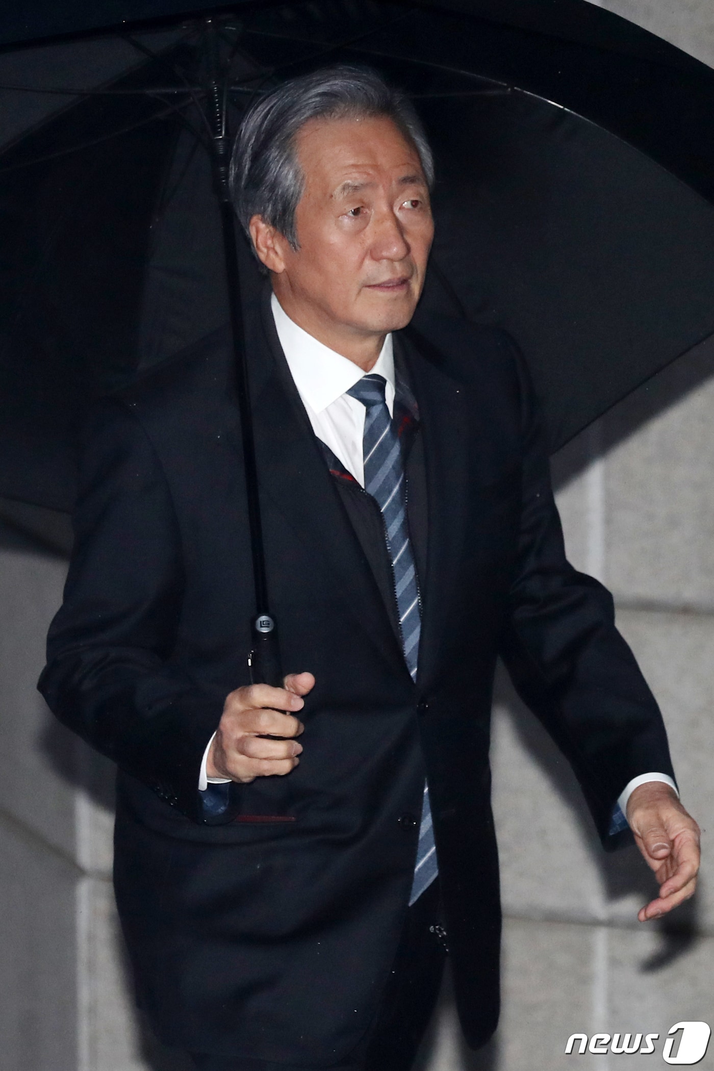 정몽준 아산재단 이사장이 20일 오후 고(故) 정주영 현대그룹 명예회장의 18주기 제사에 참석하기 위해 서울 용산구 한남동 정몽구 현대자동차그룹 회장 자택으로 들어가고 있다. 2019.3.20/뉴스1 ⓒ News1 민경석 기자