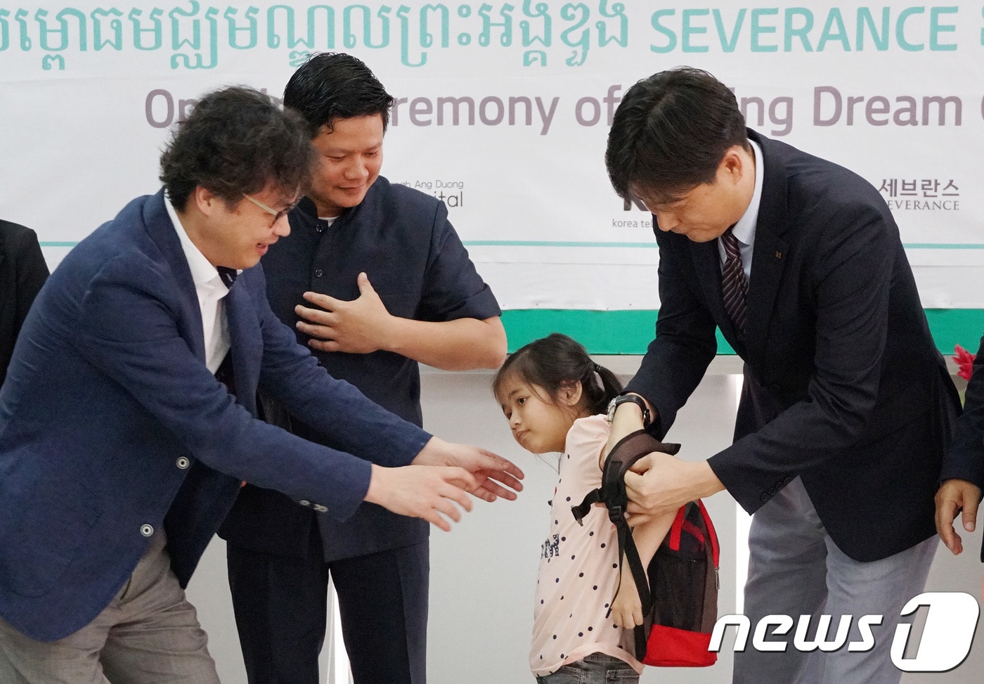 캄보디아 KT 꿈품교실에 입학하는 청각장애아동이 입학식에서 선물로 책가방을 받고 있다. ⓒ 뉴스1