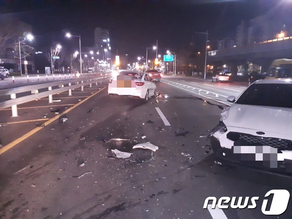 부산에서 음주운전자가 지하차도를 역주행하다 마주오던 차량 2대와 충돌해 파편이 도로에 떨어져 있다.(부산경찰청 제공)2019.3.23.ⓒ 뉴스1 ⓒ News1 강대한 기자