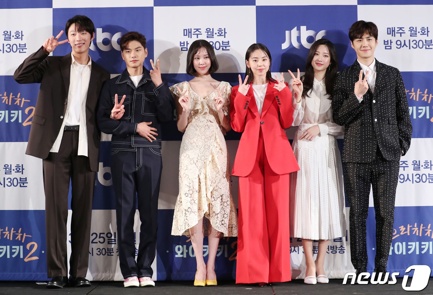 배우 신현수(왼쪽부터), 이이경, 김예원, 안소희, 문가영, 김선호가 5일 서울 영등포구 여의도 콘래드호텔에서 열린 JTBC 새 월화드라마 '으라차차 와이키키2' 제작발표회에 참석해 포즈를 취하고 있다. '으라차차 와이키키2'는 대환장의 수맥이 흐르는 게스트하우스 '와이키키'에 다시 모여들고만 청춘들의 우정과 사랑, 꿈을 위한 도전을 유쾌하게 그린 작품이다, 2019.3.25/뉴스1 ⓒ News1 권현진 기자