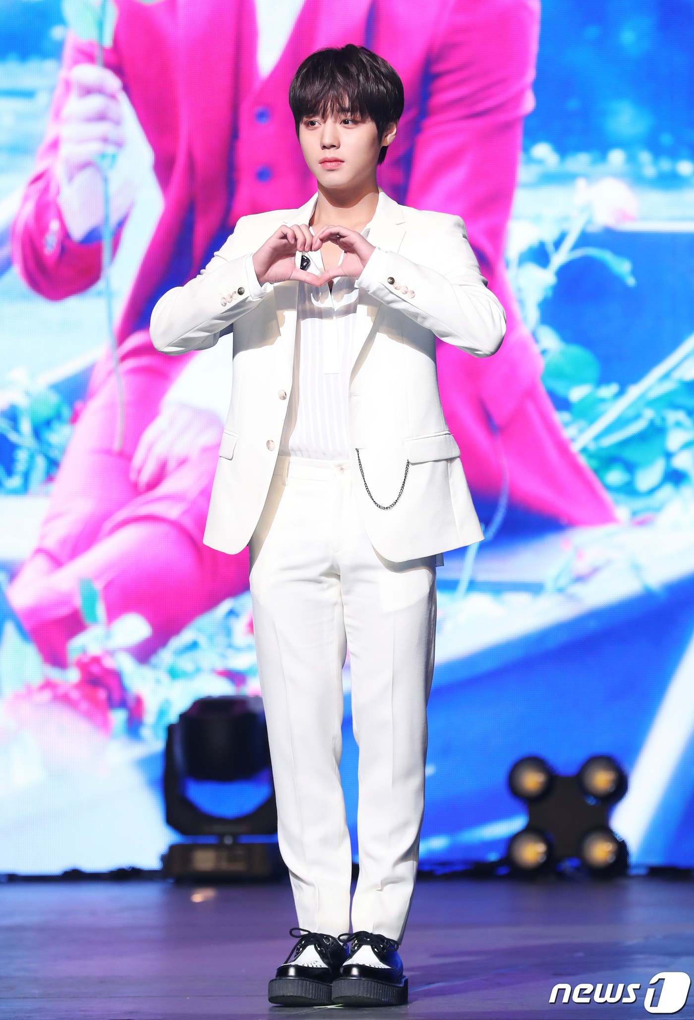 워너원 출신 가수 박지훈이 26일 오후 서울 종로구 부기동 상명대학교 계당홀에서 열린 첫 번째 미니 앨범 ‘어클락(O’CLOCK)’ 쇼케이스에 참석해 포즈를 취하고 있다. 2019.3.26/뉴스1 ⓒ News1 권현진 기자