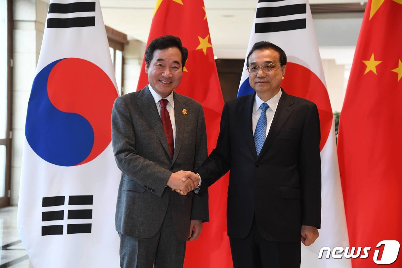 이낙연 총리가 2019년 보아오포럼 연차총회 전날인 27일 중국 하이난에서 리커창 중국 총리를 만나 악수하고 있다. 