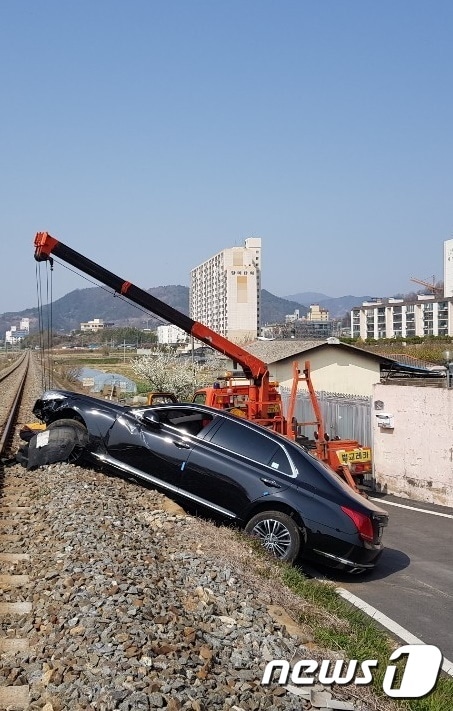 28일 오전 9시50분쯤 전남 보성군 벌교읍의 한 마을 앞 경전선 철로에 에쿠스 승용차가 비스듬히 걸쳐있다.(독자 제공)2019.3.28/뉴스1 ⓒ News1 지정운 기자