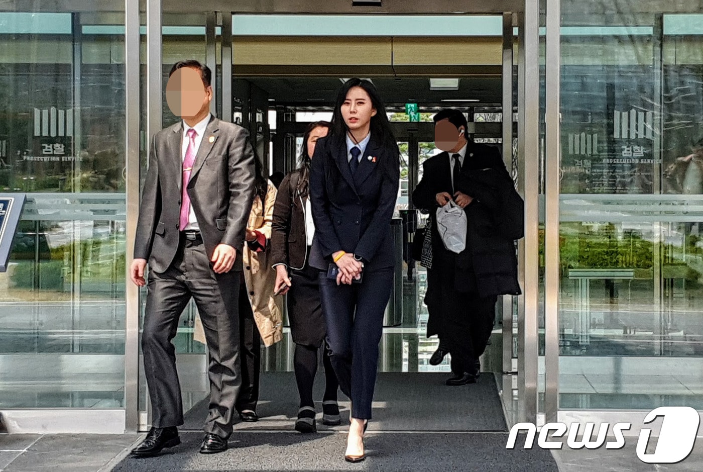 고 장자연씨 성접대 의혹 사건에 관해 재조사가 이뤄지고 있는 가운데 장씨 동료였던 배우 윤지오씨(32·본명 윤애영)가 28일 서울 송파구 문정동 동부지검에 꾸려진 대검찰청 과거사진상조사단에 참고인 조사를 마치고 청사를 나서고 있다. 2019.3.28/뉴스1 ⓒ News1 황덕현 기자