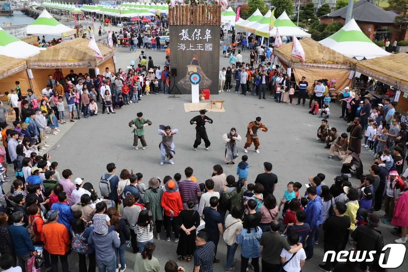 2018 완도장보고수산물축제에서 장보고 대사의 활약상을 춤으로 표현한 몹플레이 모습(완도군 제공)/뉴스1 ⓒ News1 