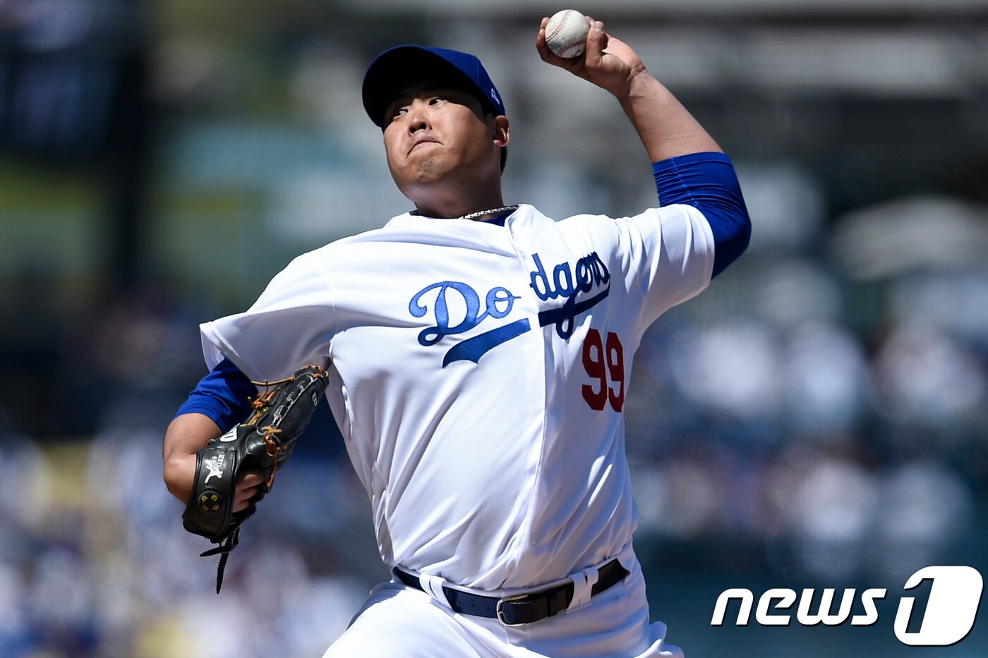 '코리안 몬스터' 류현진(32·LA 다저스)이 29일(한국시간) 미국 캘리포니아주 로스앤젤레스 다저스타디움에서 열린 2019 메이저리그 애리조나 다이아몬드백스와 개막전에 선발 등판, 6이닝 4피안타(1피홈런) 8탈삼진 1실점을 기록하며 시즌 첫 승을 신고했다. 2001년 박찬호 이후 18년 만에 메이저리그 개막전 한국인 선발승을 거뒀다. ⓒ 로이터=뉴스1 ⓒ News1 이동원 기자