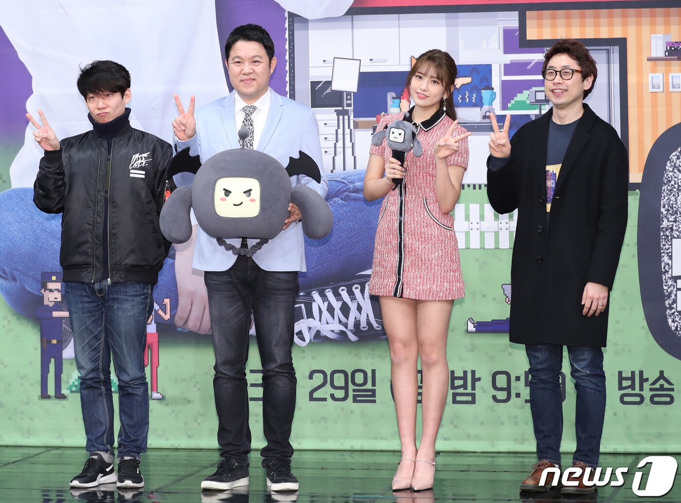 박진경 pd(왼쪽부터), 김구라,아이즈원 안유진, 권해봄 pdrk 29일 오후 서울 상암 MBC에서 열린 ‘마이 리틀 텔레비전 V2’(연출 박진경, 권해봄/이하 ‘마리텔 V2’) 제작발표회에 참석해 포즈를 취하고 있다. ‘마리텔 V2’는 스타 또는 전문가가 자신만의 콘텐츠를 가지고 ‘기부’라는 공동의 목표를 위해 온라인 1인 방송을 펼치는 예능 프로그램이다. 2019.3.29/뉴스1 ⓒ News1 권현진 기자