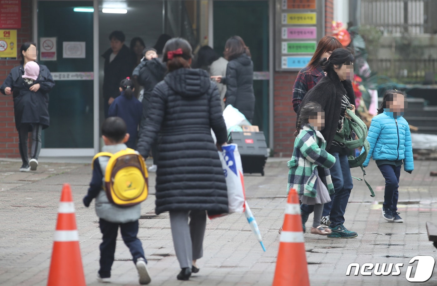 제주시 한 유치원 앞에서 어린이들이 부모와 함께 등원하고 있다./뉴스1 ⓒ News1