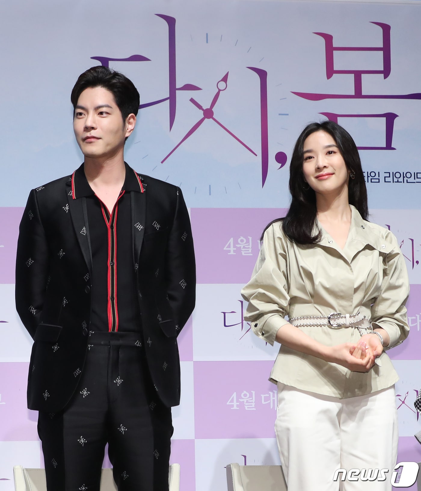 배우 홍종현, 이청아(오른쪽)가 5일 오전 서울 강남구 신사동 CGV압구정점에서 열린 영화 '다시, 봄'(감독 정용주) 제작보고회에 참석해 인사를 하고 있다. '다시, 봄'은 딸을 잃은 여자 은조(이청아 분)가 중대한 결심을 한 그날, 어제로 하루씩 거꾸로 흘러가는 시간을 살게 되면서 인생 두 번째 기회를 얻게 되는 내용을 담고 있다. 2019.3.5/뉴스1 ⓒ News1 권현진 기자