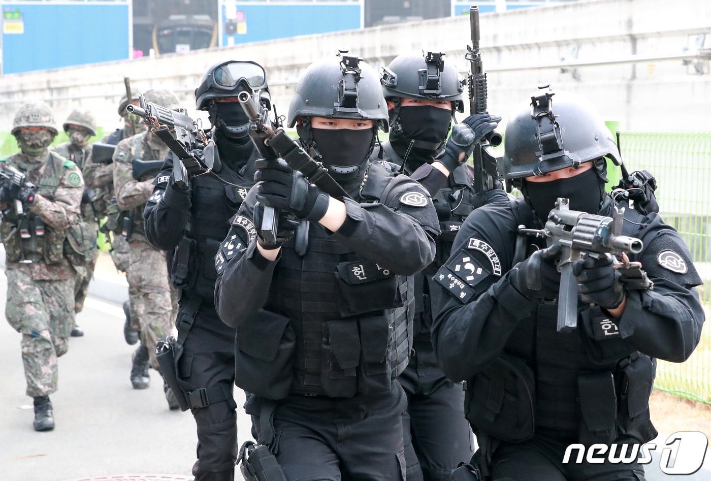 2026 대구·경북권 화랑훈련이 6일 시작됐다. 오는 10일까지 실시되는 훈련에는 대구시, 경북도, 50보병사단, 해병대 1사단, 경북경찰청 등이 참여한다.사진은 육군 50사단 헌병 특수임무대/뉴스1