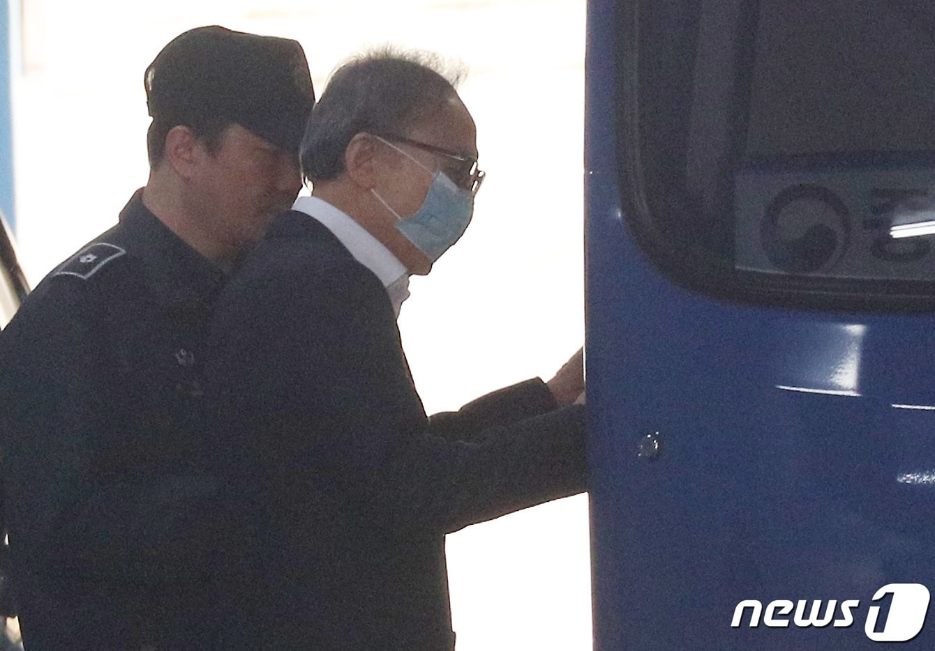 다스 자금 횡령과 삼성 뇌물수수 등의 혐의로 1심에서 중형을 선고받은 이명박 전 대통령이 6일 오후 서울 서초구 서울고등법원에서 열리는 항소심 공판을 마치고 호송차에 오르고 있다. 서울고법 형사1부는 이날 이 전 대통령 측이 청구한 보석을 조건부로 허가한다고 밝혔다. 2019.3.6/뉴스1 ⓒ News1 오장환 기자