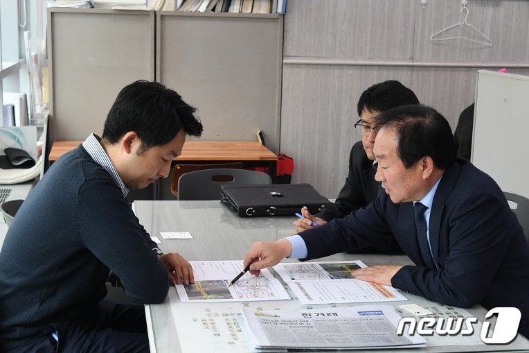 지난 7일 세종시 중앙부처를 찾아 지역현안 해결을 위한 정부차원의 지원을 건의하는 한왕기 강원 평창군수(오른쪽).2019.3.7 ⓒ 뉴스1