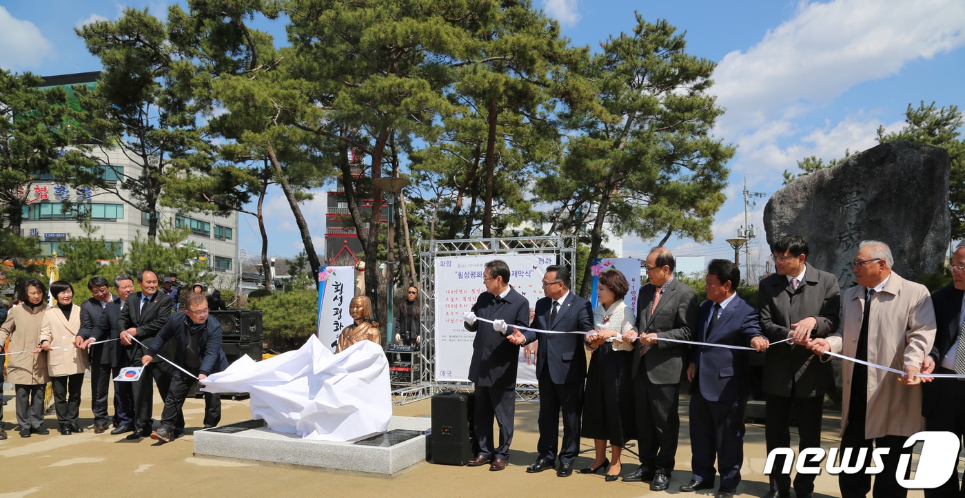 1일 강원도 횡성군 횡성읍 만세공원에서 횡성 평화의 소녀상 제막식이 열리고 있다. 횡성 평화의 소녀상 건립추진위원회(위원장 원재성)는 횡성 4·1만세운동 100주년을 기념해 지난해부터 군민 모금운동을 실시했다.2019.4.1/뉴스1 ⓒ News1 권혜민 기자