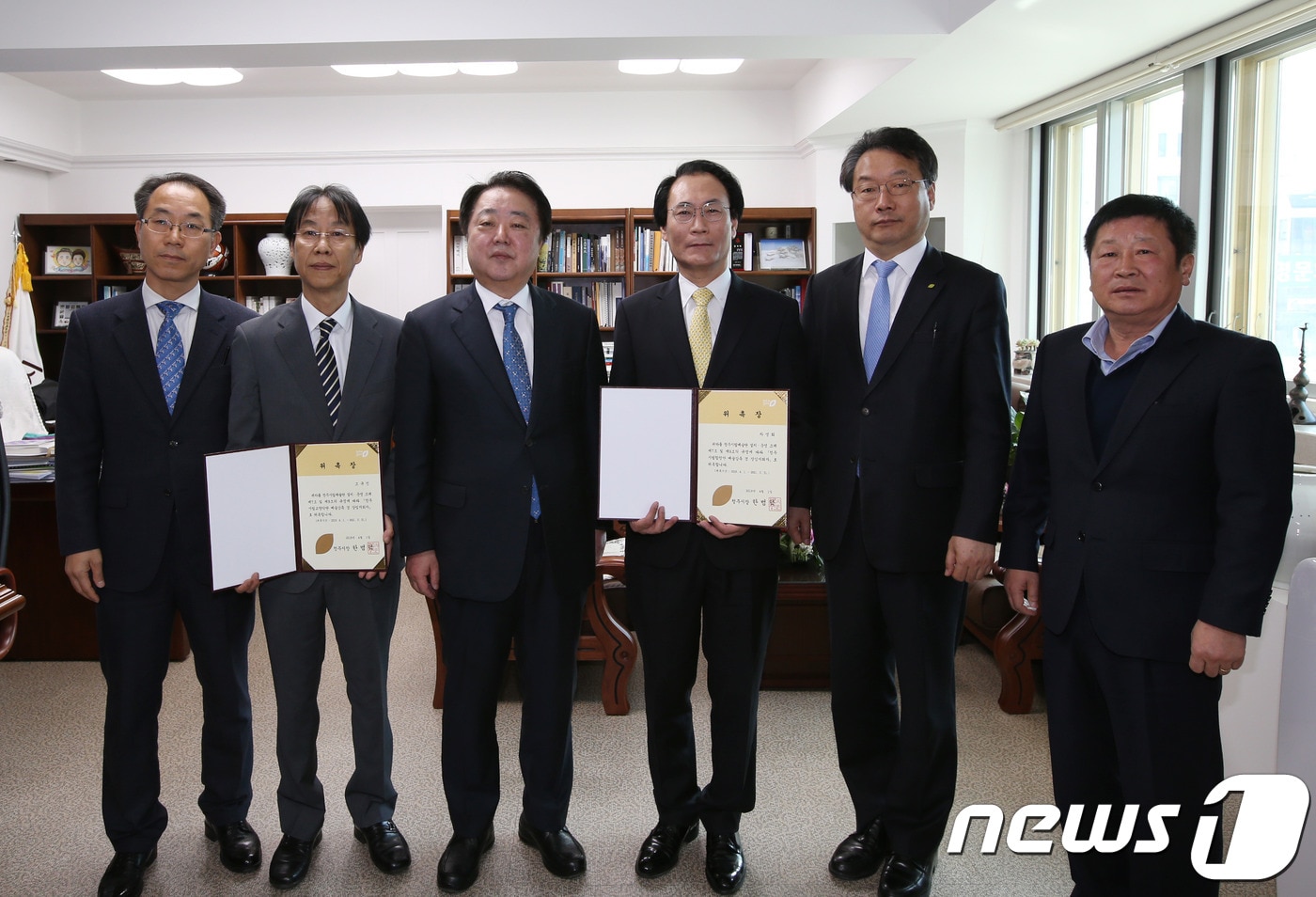 청주시는 시립교향악단과 시립합창단 예술감독 겸 상임지휘자에 조규진씨(왼쪽 두번째)와 차영회씨(왼쪽 네번째)를 각각 위촉했다고 1일 밝혔다.ⓒ 뉴스1