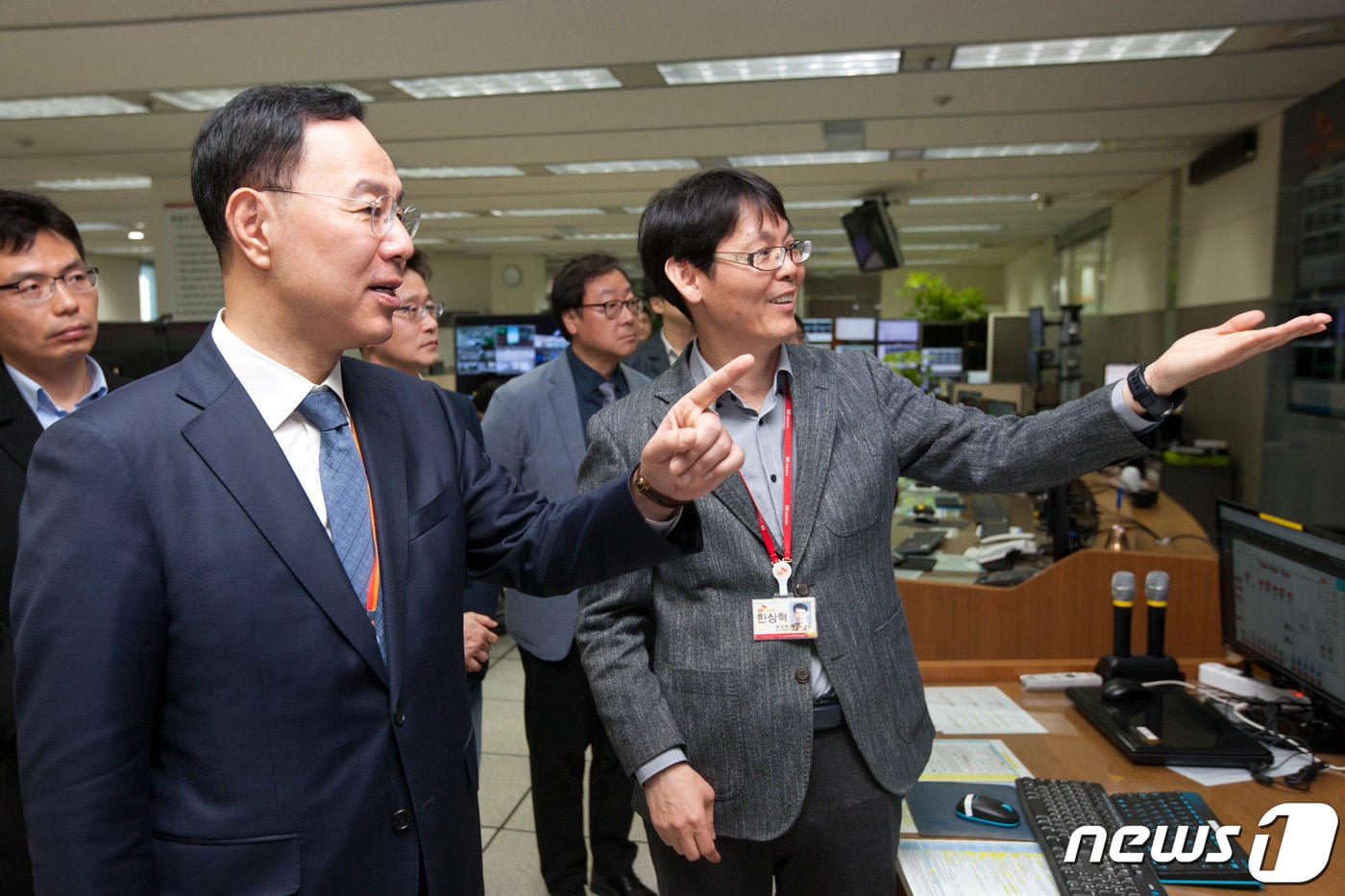 민원기 과학기술정보통신부 제2차관이 1일 오후 경기도 성남시 분당구 SK텔레콤 분당사옥을 방문, 운용실에서 한상혁 SK텔레콤 코어2팀장으로부터 이동전화 서비스 운용현황에 대해 설명 듣고 있다. (과학기술정보통신부 제공) 2019.4.1/뉴스1