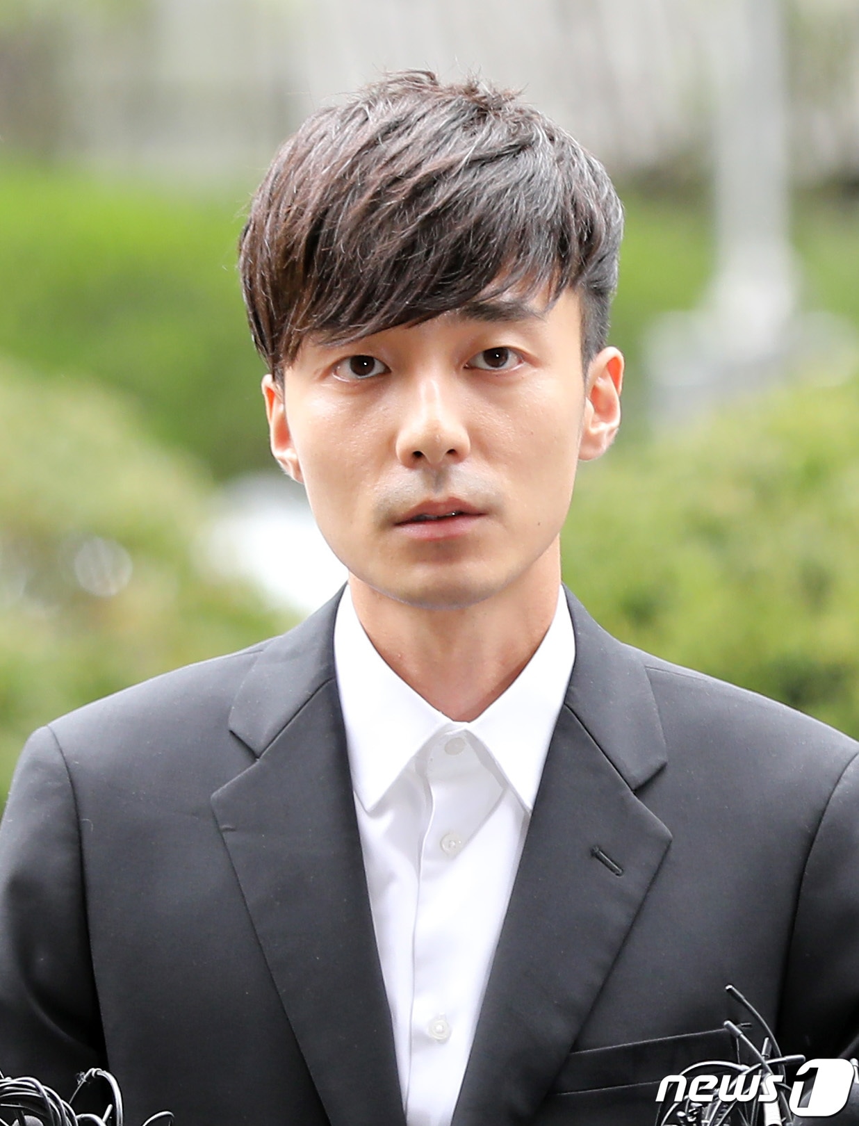 음란물 유포 혐의를 받는 가수 로이킴이 피의자 신분으로 조사를 받기 위해 10일 서울 종로구 서울지방경찰청에 출석하며 취재진 질문에 답변하고 있다. 서울지방경찰청 광역수사대에 따르면 가수 정준영이 포함된 단체 채팅방에 불법 촬영된 사진을 공유한 혐의를 받는 로이킴은 이날 해당 부분에 대한 집중 조사를 받을 예정이다. 2019.4.10/뉴스1 ⓒ News1 오장환 기자