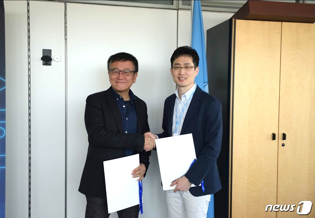 아이콘루프가 국제전기통신연합(ITU)과 '스마트 인큐베이터 프로그램' 협정을 맺었다.  사진은 이재섭 ITU 표준화 총국장(왼쪽)과 최지영 아이콘루프 공공사업담당이사. ⓒ 뉴스1