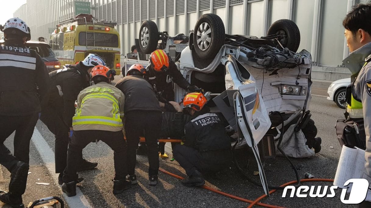 12일 오전 7시16분께 인천시 남동구 서창동 제2경인고속도로 11.5㎞지점(안양 방면) 라보 차량(운전자 A씨·52)가 앞서가던 소렌토(운전자 B씨·50)를 들이 받아 사고 충격으로 라보 차량이 전복됐다. 신고를 받고 출동한 소방이 A씨를 구조하고 있다.(공단소방서 제공)2019.4.12/뉴스1 ⓒ News1 박아론 기자