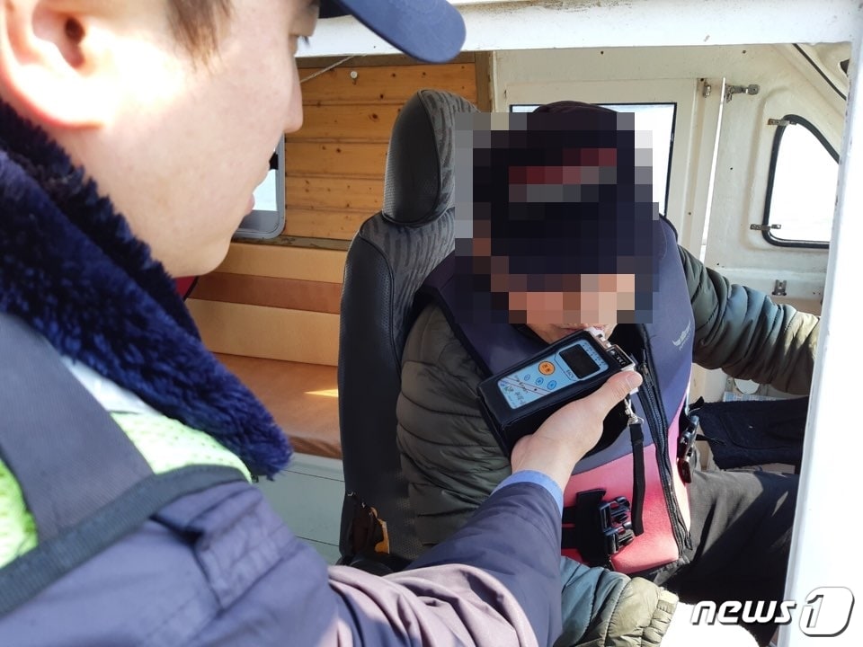 군산해양경찰서가 12일 음주운항에 대한 단속을 하고 있다(군산해양경찰서 제공)@019.04.12/뉴스1