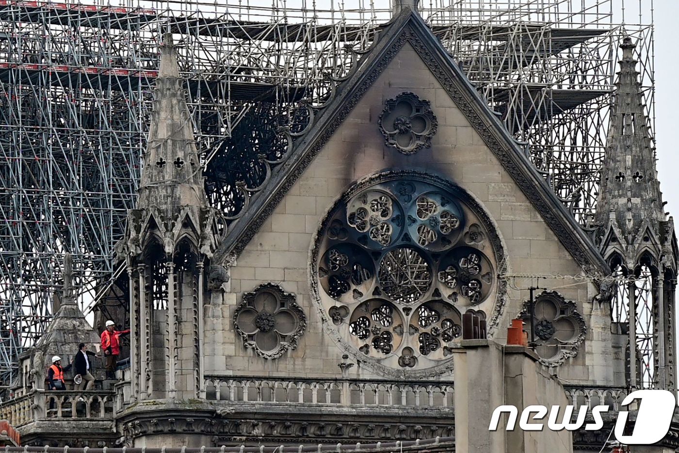 16일(현지시간) 파리 노트르담 대성당의 화재가 진압된 뒤 검게 그을린 지붕의 모습. @ AFP=뉴스1 ⓒ News1 