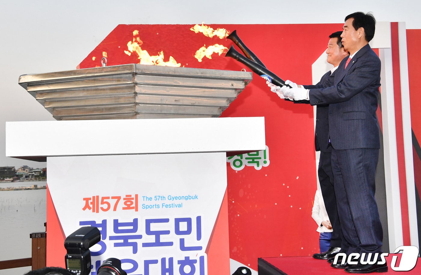 18일 오후 경산시 남매지 특설무대에서 열린 도민체전 성화 합화 안치식에서 최영조 경산시장(오른쪽)과 강수영 시의장이 성화를 합화하고 있다.경산 도민체전은 오는 19일부터 나흘간 경산시민운동장에서 펼쳐진다(경산시제공)2019.4.18/뉴스1 ⓒ News1 정우용 기자