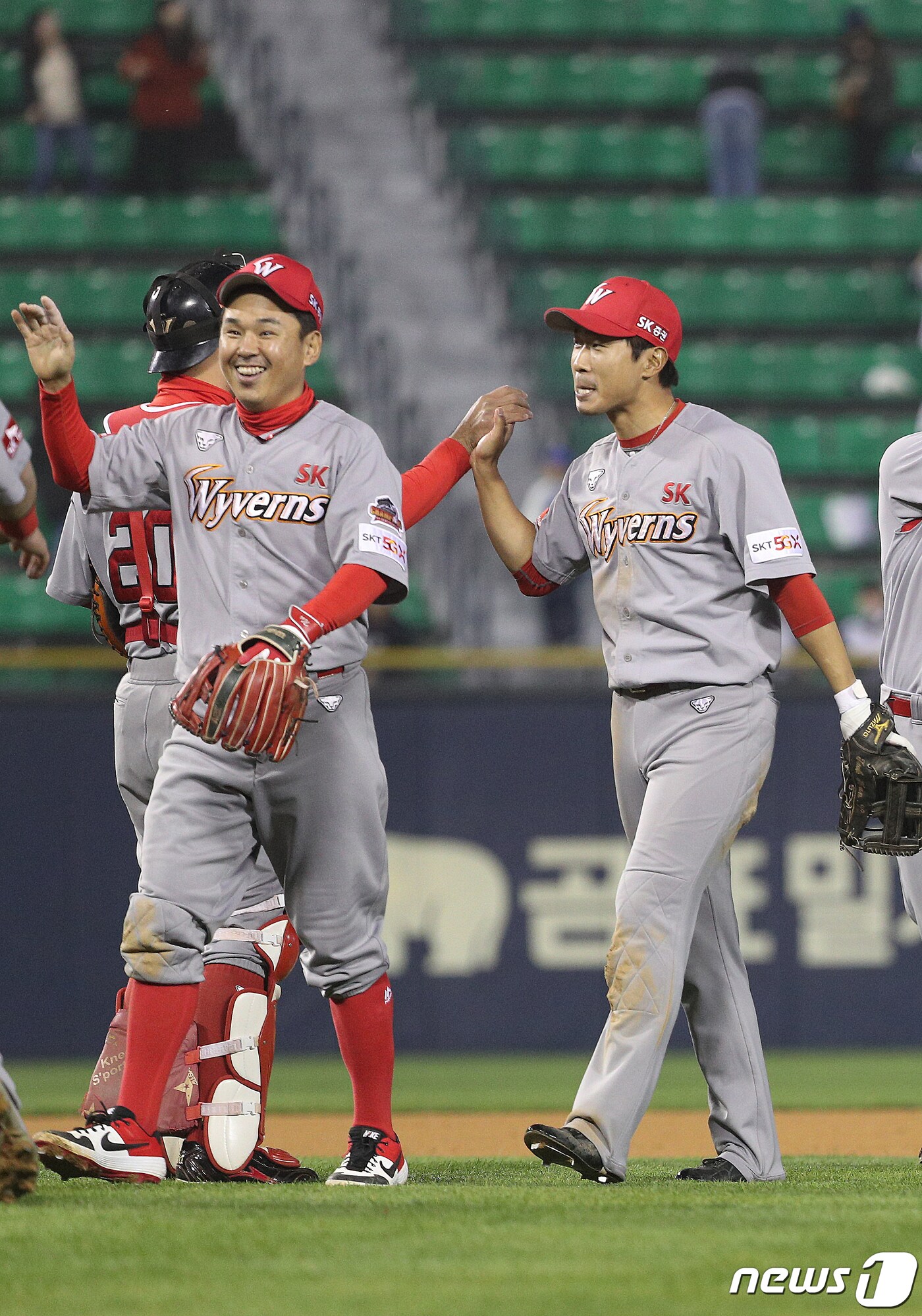 18일 오후 서울 송파구 잠실야구장에서 열린 프로야구 '2019 신한은행 MY CAR KBO 리그' SK 와이번스와 두산 베어스의 경기에서 4대 3으로 승리한 후 SK 고종욱이 동료들과 자축하고 있다. 2019.4.18/뉴스1 ⓒ News1 신웅수 기자