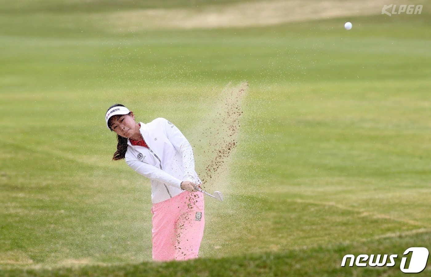 수이 샹이 19일 경남 김해 가야CC에서 열린 ‘넥센-세인트나인 마스터즈 2019’ 1라운드 14번 홀에서 벙커샷을 하고 있다. (KLPGA 제공) 2019.4.19/뉴스1