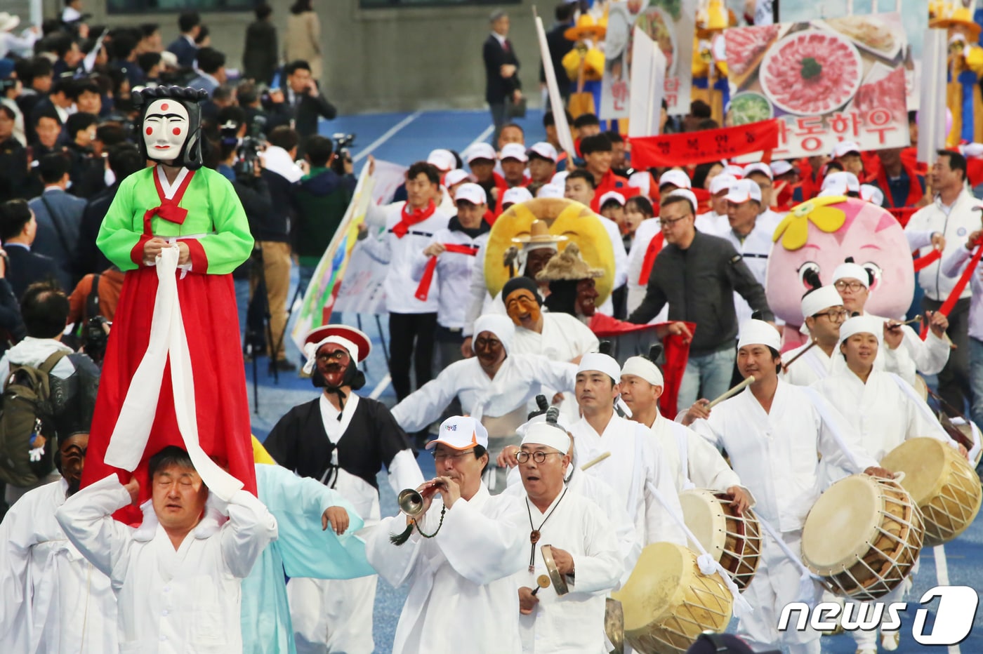 19일 경북 경산시민운동장에서 열린 제57회 경북도민체육대회 개회식에 참여한 23개 시·군 선수단이 다양한 퍼포먼스와 함께 입장하고 있다. ‘희망도시 경산에서 하나되는 경북의 힘!’이라는 슬로건 아래 오는 22일까지 나흘간 열전에 돌입하는 이번 도민체전에는 경북도내 23개 시·군 1만2000여 명의 선수단(선수 8600명·임원 3500명)이 육상, 테니스, 레슬링 등 총 26개 종목에 출전해 고장의 명예를 걸고 열띤 경쟁을 펼친다. 2019.4.19/뉴스1 ⓒ News1 정우용 기자