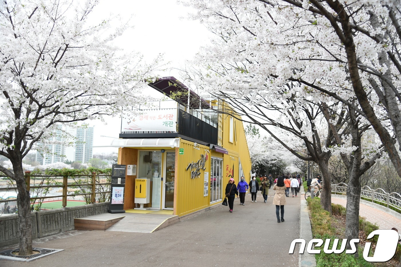 겸재책거리축제가 열리는 겸재작은도서관과 주변 중랑천 산책로 모습. (중랑구 제공) ⓒ 뉴스1