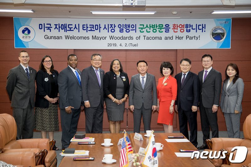 미국 타코마시 우다스 시장 일행이 자매도시인 군산시를 2일 방문해 기념사진을 찍고 있다.ⓒ 뉴스1