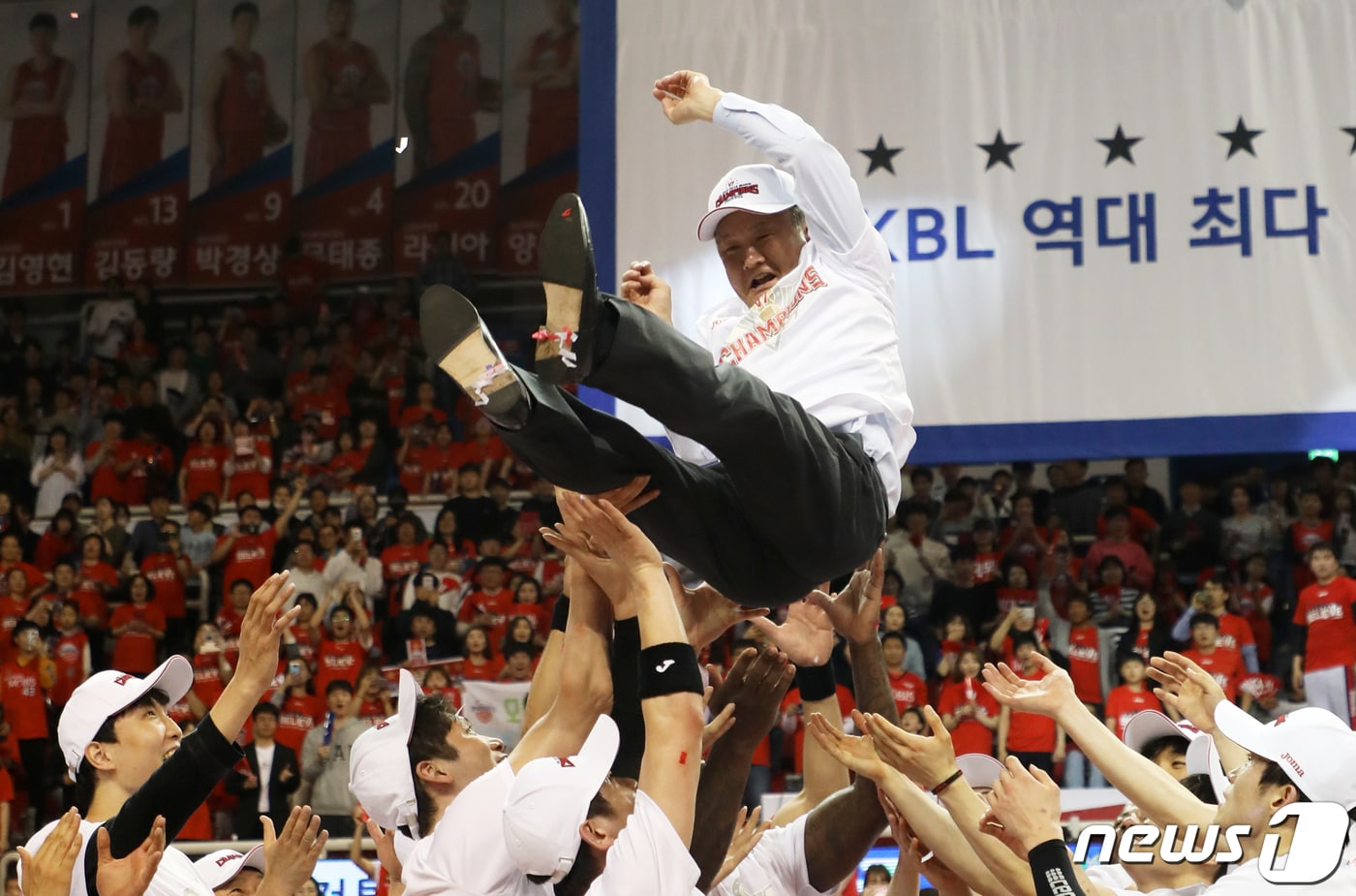 21일 오후 울산 동천체육관에서 2018-2019 SKT 5GX 프로농구 우승을 차지한 울산 현대모비스 선수들이 유재학 감독을 헹가래 치고 있다. 2019.4.21/뉴스1 ⓒ News1 조민주 기자