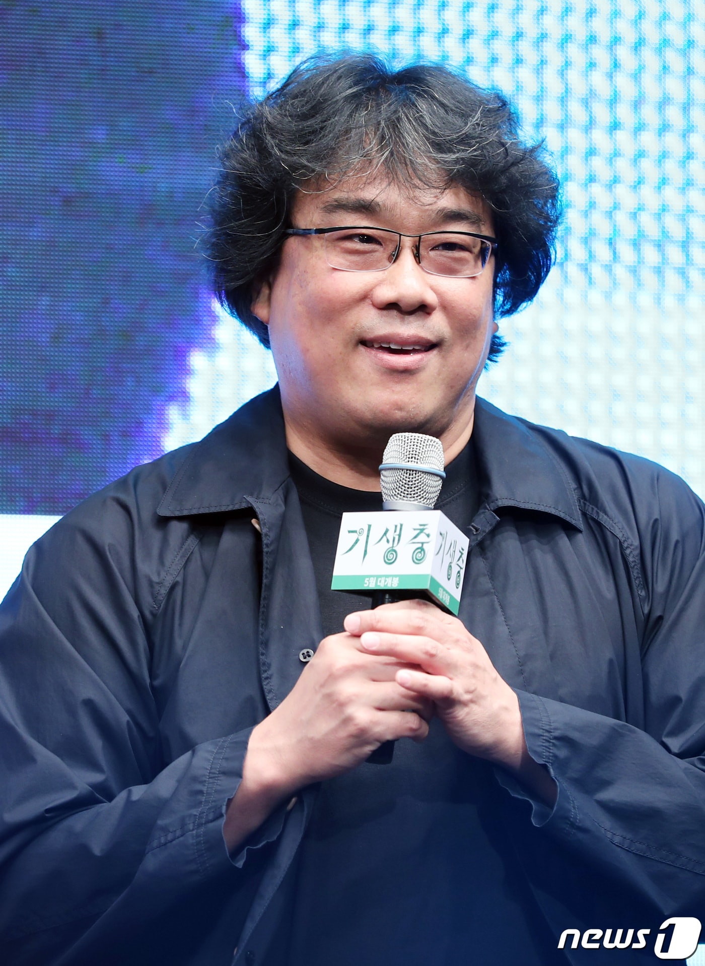 봉준호 감독이 22일 서울 중구 소공동 웨스틴 조선호텔에서 열린 영화 ‘기생충’ 제작보고회에 참석해 인사말을 하고 있다. ‘기생충’은 전원 백수인 기택(송강호 분)네 장남 기우(최우식 분)가 고액 과외 면접을 위해 ‘박사장’(이선균 분)네 집에 발을 들이면서 시작된 두 가족의 만남이 걷잡을 수 없는 사건으로 번져가는 이야기를 담았다. 2019.4.22/뉴스1 ⓒ News1 권현진 기자