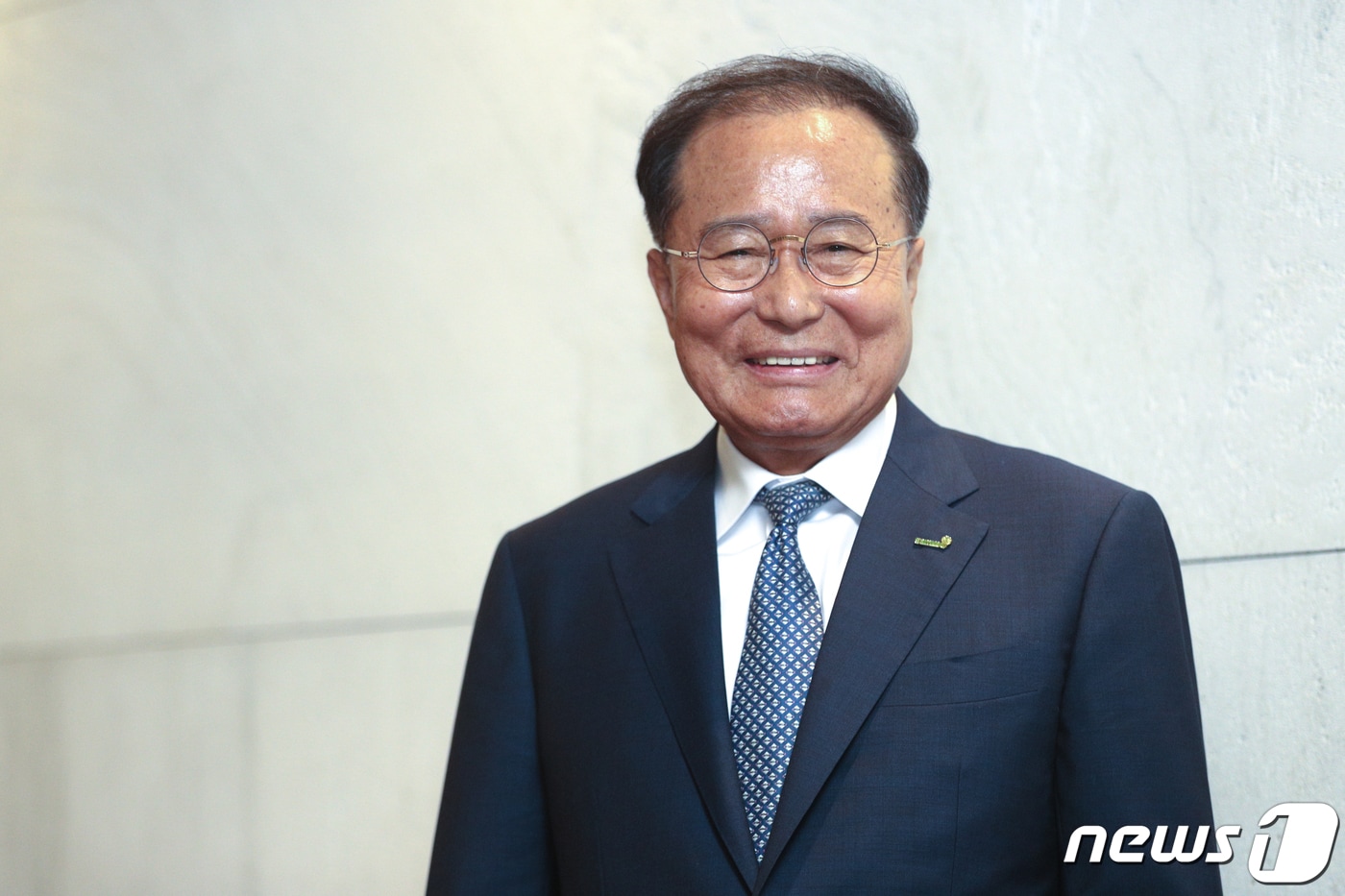 22일 서울 중구 플라자호텔에서 열린 한국건축물유지관리협회 제15대 회장 이취임식에서 구자관 신임 회장이 포즈를 취하고 있다. 2019.4.22/뉴스1 ⓒ News1 성동훈 기자