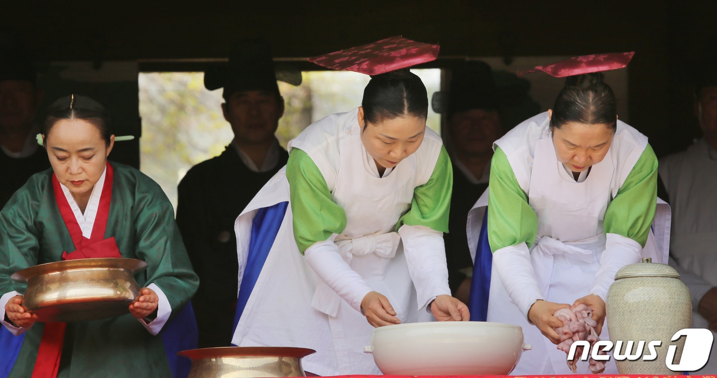 2019년 4월 22일 서울 경복궁에서 진행된 &#39;세종대왕자 태 봉안&#39;행사.  2019.4.22/뉴스1 ⓒ News1 정우용 기자