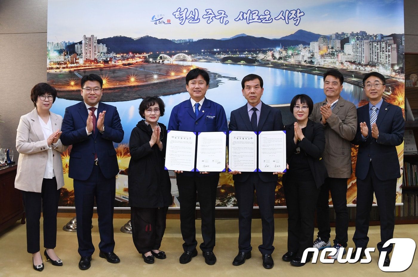 중구는 23일 오전 구청장실에서 박태완 중구청장과 학성새벽시장 손영한 상인회장 등 학성새벽시장 관계자 등이 참석한 가운데 학성새벽시장과 '지역경제 활성화와 일자리 창출을 위한 업무협약'을 체결했다. ⓒ 뉴스1