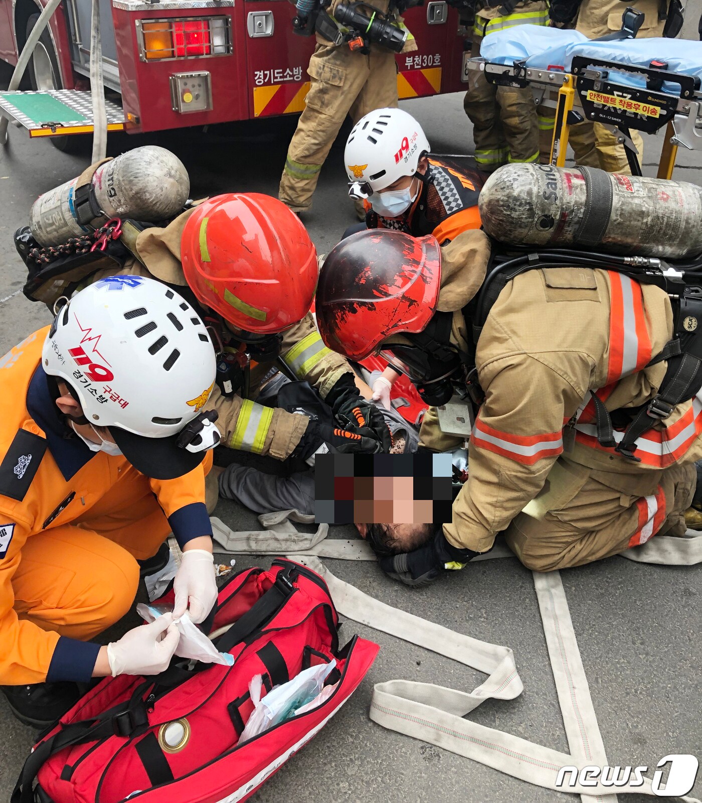 23일 오후 3시 44분쯤 부천시 도당동의 한 다가구주택에서 화재가 발생했다. 소방대원들이 구조활동을 벌이고 있다. (부천소방서제공)2019.4.23/뉴스1 ⓒ News1 