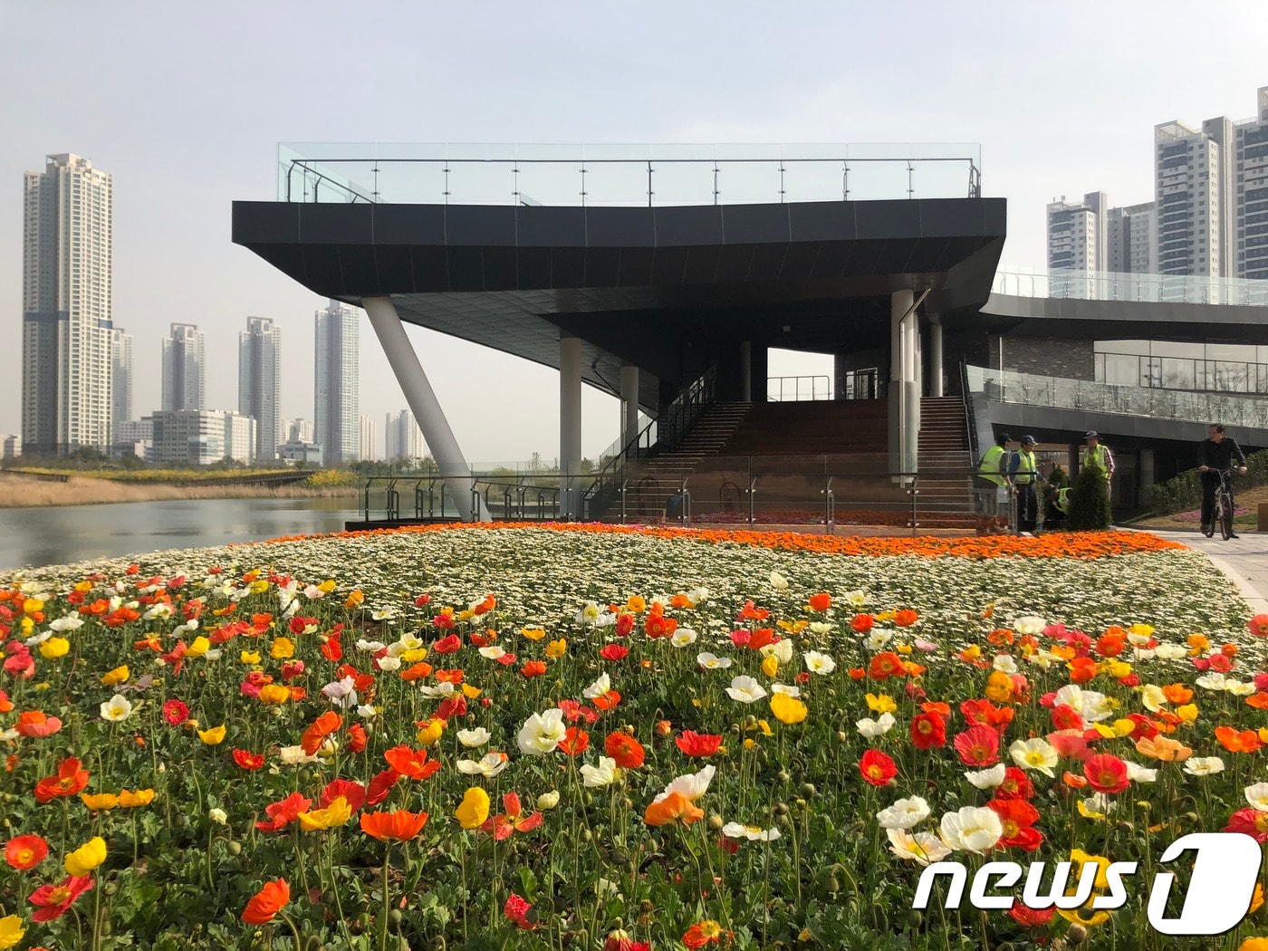인천 청라호수공원 레이크하우스 전망데크.(인천경제청 제공)ⓒ 뉴스1