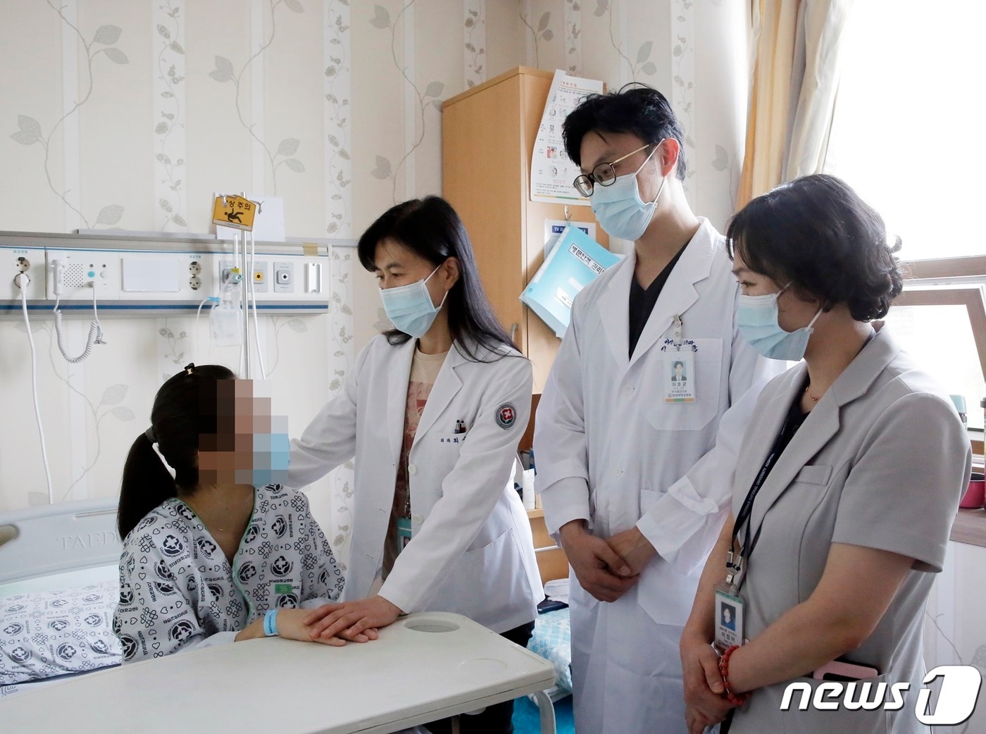 최수진나 전남대병원 장기이식센터장&#40;왼쪽 두 번째&#41;과 의료진이 신장이식 600번째 수술을 받고 순조롭게 회복 중인 환자를 찾아와 격려하고 있다.&#40;전남대병원 제공02019.4.25/뉴스1 ⓒ News1